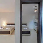 Hotel Deja Vu *