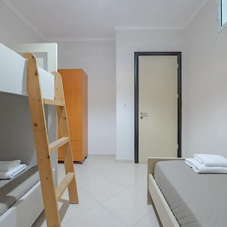 Deja Vu Hotel *